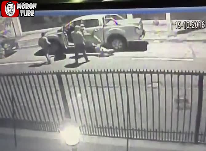 Video :An elderly guy is attacked and shot down by these criminals in order to take his car (Chile)